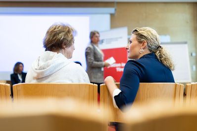 Am 23. August 2022 nahm Bundesministerin Susanne Raab am Forum Alpbach teil.