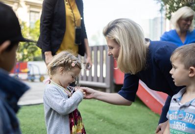 Am 6. September 2022 besuchte Bundesministerin Susanne Raab gemeinsam mit Bundesminister Martin Polaschek den „Kiwi-Bundesbetriebskindergarten“.