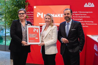 Am 22. September 2022 nahm Bundesministerin Susanne Raab (m.) den ersten Benutzer des MediaKey im Rahmen der österreichischen Medientage entgegen.