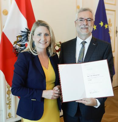 Am 19. September 2022 verlieh Bundesministerin Susanne Raab (l.) Ehrenzeichen an Medienschaffende im Bundeskanzleramt.