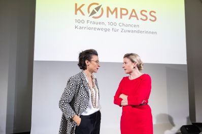 Am 3. Oktober 2022 besuchte Bundesministerin Susanne Raab (r.) die Veranstaltung des ÖIF „Kompass 100 Frauen, 100 Chancen, Karrierewege für Zuwanderinnen“.