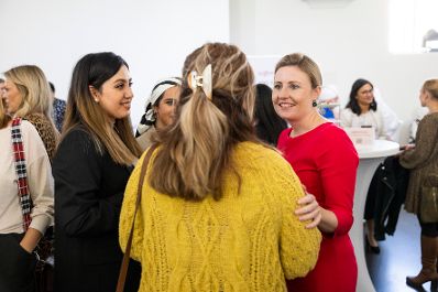 Am 3. Oktober 2022 besuchte Bundesministerin Susanne Raab (r.) die Veranstaltung des ÖIF „Kompass 100 Frauen, 100 Chancen, Karrierewege für Zuwanderinnen“.