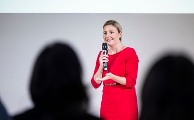 Am 3. Oktober 2022 besuchte Bundesministerin Susanne Raab (im Bild) die Veranstaltung des ÖIF „Kompass 100 Frauen, 100 Chancen, Karrierewege für Zuwanderinnen“.