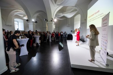 Am 3. Oktober 2022 besuchte Bundesministerin Susanne Raab die Veranstaltung des ÖIF „Kompass 100 Frauen, 100 Chancen, Karrierewege für Zuwanderinnen“.