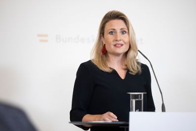 Am 5. Oktober 2022 nahmen Bundesministerin Susanne Raab (im Bild) und Klubobfrau Sigrid Maurer am Pressefoyer nach dem Ministerrat teil.