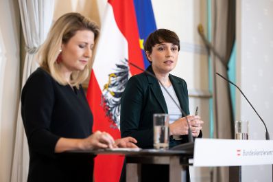 Am 5. Oktober 2022 nahmen Bundesministerin Susanne Raab (l.) und Klubobfrau Sigrid Maurer (r.) am Pressefoyer nach dem Ministerrat teil.