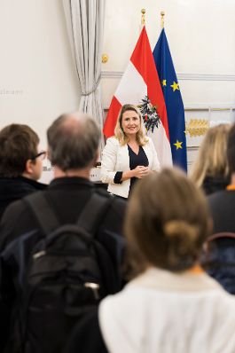 Am 26. Oktober 2022 empfing Bundesministerin Susanne Raab Besucherinnen und Besucher im Bundeskanzleramt.