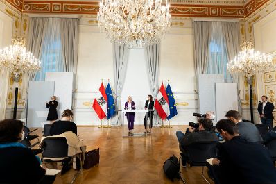 Am 9. November 2022 nahmen Bundesministerin Susanne Raab (l.) und Bundesministerin Alma Zadić (r.) am Pressefoyer nach dem Ministerrat teil.