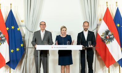 Am 16. November 2022 nahmen Bundesministerin Susanne Raab (m.), Bundesminister Johannes Rauch (l.) und Staatssekretär Florian Tursky (r.) am Pressefoyer nach dem Ministerrat teil.
