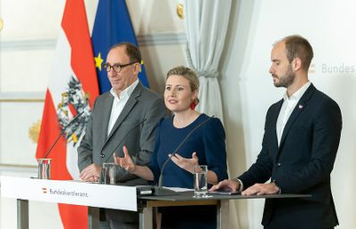 Am 16. November 2022 nahmen Bundesministerin Susanne Raab (m.), Bundesminister Johannes Rauch (l.) und Staatssekretär Florian Tursky (r.) am Pressefoyer nach dem Ministerrat teil.