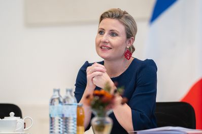 Am 16. November 2022 nahm Bundesministerin Susanne Raab (m.) an einer Videokonferenz mit der französischen Staatssekretärin Sonia Backés teil.