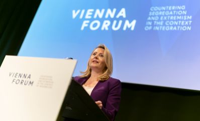 Am 5. Dezember 2022 lud Bundesministerin Susanne Raab (im Bild) zum Event „Vienna Forum on Countering Segregation and Extremism in the Context of Integration" ein.