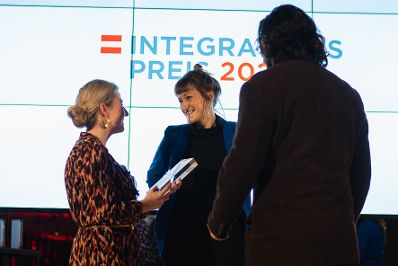 Am 14. Dezember 2022 war Bundesministerin Susanne Raab (l.) bei der Verleihung des Integrationspreis 2022.