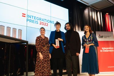 Am 14. Dezember 2022 war Bundesministerin Susanne Raab (l.) bei der Verleihung des Integrationspreis 2022.