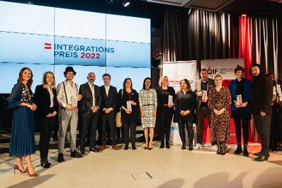 Am 14. Dezember 2022 war Bundesministerin Susanne Raab (3.v.r.) bei der Verleihung des Integrationspreis 2022.