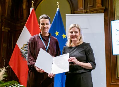 Am 19. Dezember 2022 hat Bundesministerin Susanne Raab (r.) die Österreichischen Staatspreise für Frauen verliehen.