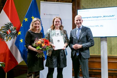 Am 19. Dezember 2022 hat Bundesministerin Susanne Raab (l.) die Österreichischen Staatspreise für Frauen verliehen.