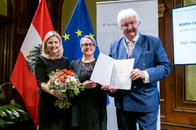 Am 19. Dezember 2022 hat Bundesministerin Susanne Raab (l.) die Österreichischen Staatspreise für Frauen verliehen.