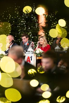 Am 24. Dezember 2022 nahm Bundesministerin Susanne Raab (r.) an der Licht ins Dunkel Spendenaktion im ORF Zentrum Wien teil.