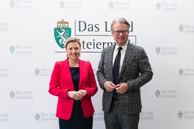 Am 27. Februar 2023 traf Bundesministerin Susanne Raab (l.) im Rahmen ihres Bundesländertags in der Steiermark den steirischen Landeshauptmann Christopher Drexler (r.).