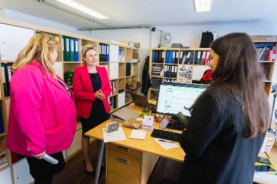 Am 27. Februar 2023 besuchte Bundesministerin Susanne Raab (r.) im Rahmen ihres Bundesländertags in der Steiermark das neue Frauenzentrum des Österreichischen Integrationsfonds in Graz.