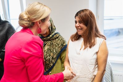 Am 27. Februar 2023 besuchte Bundesministerin Susanne Raab (l.) im Rahmen ihres Bundesländertags in der Steiermark das neue Frauenzentrum des Österreichischen Integrationsfonds in Graz.