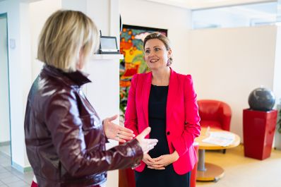 Am 27. Februar 2023 besuchte Bundesministerin Susanne Raab (l.) im Rahmen ihres Bundesländertags in der Steiermark das Gewaltschutzzentrum in Graz. Im Bild mit der Geschäftsführerin Marina Sorgo (l.).