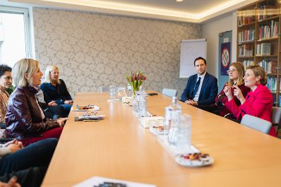 Am 27. Februar 2023 besuchte Bundesministerin Susanne Raab (r.) im Rahmen ihres Bundesländertags in der Steiermark das Gewaltschutzzentrum in Graz.