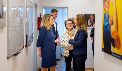 Am 2. März 2023 besuchte Bundesministerin Susanne Raab (l.) den Verein Wendepunkt in Wiener Neustadt.