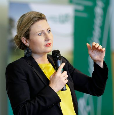 Am 21. März 2023 besuchte Bundesministerin Susanne Raab (im Bild) im Rahmen ihres Bundesländertags in der Steiermark die Bundesbäuerinnenkonferenz in Leibnitz.