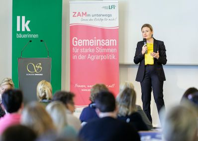 Am 21. März 2023 besuchte Bundesministerin Susanne Raab (r.) im Rahmen ihres Bundesländertags in der Steiermark die Bundesbäuerinnenkonferenz in Leibnitz.