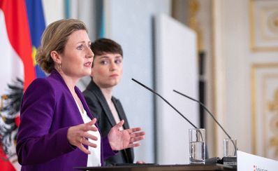 Am 23. März 2023 nahmen Bundesministerin Susanne Raab (l.) und Klubobfrau Sigrid Maurer (r.) an einer Pressekonferenz zum Thema ORF teil.