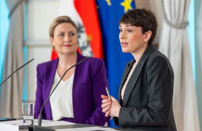 Am 23. März 2023 nahmen Bundesministerin Susanne Raab (l.) und Klubobfrau Sigrid Maurer (r.) an einer Pressekonferenz zum Thema ORF teil.