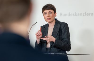 Am 23. März 2023 nahmen Bundesministerin Susanne Raab und Klubobfrau Sigrid Maurer (im Bild) an einer Pressekonferenz zum Thema ORF teil.