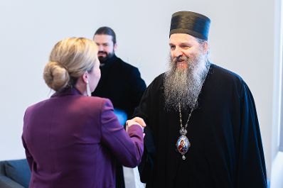 Am 27. März 2023 empfing Bundesministerin Susanne Raab (l.) den Bischof der serbisch-orthodoxen Diözese Österreich Andrej Cilerdzic (r.) zu einem Arbeitsgespräch.