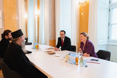 Am 27. März 2023 empfing Bundesministerin Susanne Raab (r.) den Bischof der serbisch-orthodoxen Diözese Österreich Andrej Cilerdzic (l.) zu einem Arbeitsgespräch.