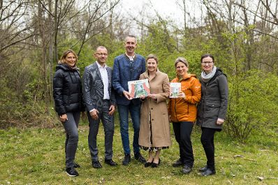 Am 12. April 2023 besuchte Bundesministerin Susanne Raab (3.v.r.) gemeinsam mit Wolfgang Schnabl, dem Vizepräsidenten des Alpenvereins (3.v.l.) und Roland Goiser, dem stellvertretenden Direktor des Integrationsfonds (2.v.l.) den „Kiwi-Bundesbetriebskindergarten“.