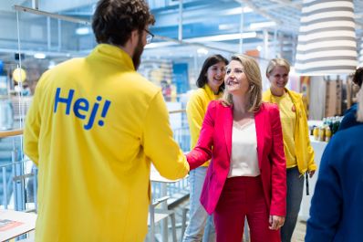 Am 14. April 2023 besuchte Bundesministerin Susanne Raab (m.) im Rahmen ihres Bundesländertags in Oberösterreich die ÖIF Karriereplattform bei Ikea in Linz.