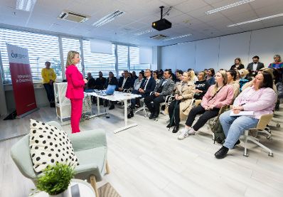 Am 14. April 2023 besuchte Bundesministerin Susanne Raab (im Bild) im Rahmen ihres Bundesländertags in Oberösterreich die ÖIF Karriereplattform bei Ikea in Linz.