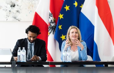 Am 17. April 2023 nahm Bundesministerin Susanne Raab (r.) an einer Videokonferenz mit der niederländischen Ministerin Van Gennip teil.