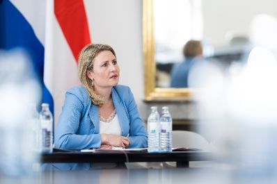 Am 17. April 2023 nahm Bundesministerin Susanne Raab (im Bild) an einer Videokonferenz mit der niederländischen Ministerin Van Gennip teil.