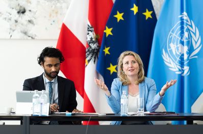 Am 17. April 2023 nahm Bundesministerin Susanne Raab (r.) an einer Videokonferenz der UN Women teil.