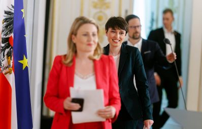 Am 26. April 2023 nahmen Bundesministerin Susanne Raab (l.) und Klubobfrau Sigrid Maurer (2.v.l.) an einer Pressekonferenz zum Thema ORF teil.