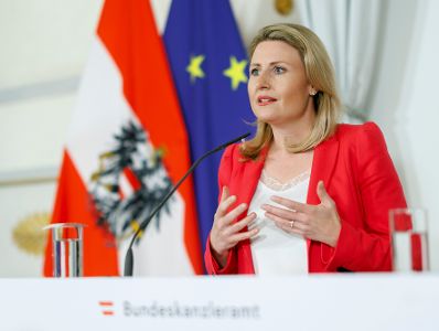 Am 26. April 2023 nahmen Bundesministerin Susanne Raab (im Bild) und Klubobfrau Sigrid Maurer an einer Pressekonferenz zum Thema ORF teil.