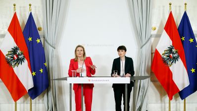 Am 26. April 2023 nahmen Bundesministerin Susanne Raab (l.) und Klubobfrau Sigrid Maurer (r.) an einer Pressekonferenz zum Thema ORF teil.
