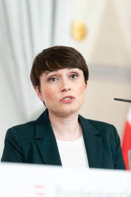 Am26. April 2023 nahmen Bundesministerin Susanne Raab und Klubobfrau Sigrid Maurer (im Bild) an einer Pressekonferenz zum Thema ORF teil.