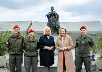 Am 26. April 2023 besuchte Bundesministerin Susanne Raab (2.v.r.) gemeinsam Bundesministerin Klaudia Tanner (3.v.r.) im Zuge des Girls‘ Day die Maria-Theresien-Kaserne.
