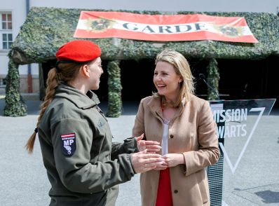 Am 26. April 2023 besuchte Bundesministerin Susanne Raab (r.) gemeinsam Bundesministerin Klaudia Tanner im Zuge des Girls‘ Day die Maria-Theresien-Kaserne.