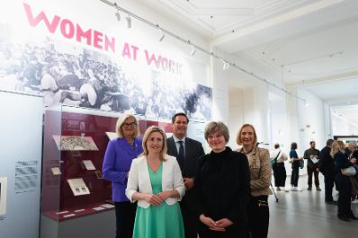 Am 2. Mai 2023 eröffnete Bundesministerin Susanne Raab (2.v.l.) das Frauenpavillion im Technischen Museum Wien und nahm anschließend an einer Pressekonferenz teil.