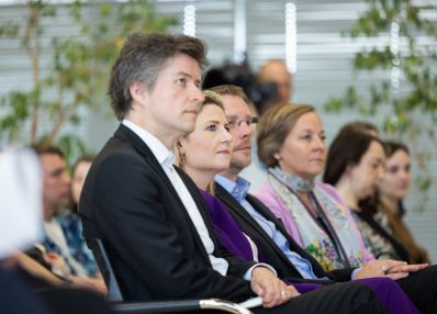Am 15. Mai 2023 besuchte Bundesministerin Susanne Raab (3.v.l.) die ÖIF Karriereplattform bei Rewe in Wiener Neustadt.